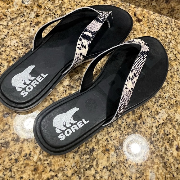 Sorel Ella II Flip Flop Sandals Black White Faux Reptile Size 9 - Picture 2 of 5